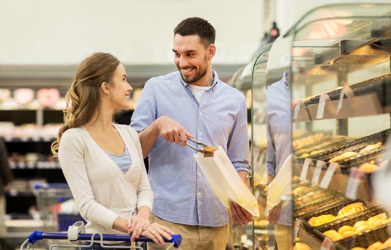 食品,销售,消费主义和人们观念-幸福的夫妇,在杂货店或超市烘烤 i>部